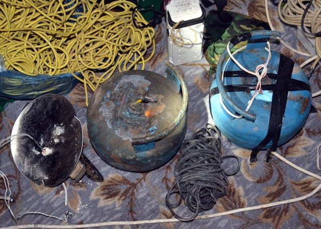 Teröristlerin karargah gibi kullandığı binaya mutfağına bol miktarda gıda malzemesi de yerleştirilmiş. -   -  