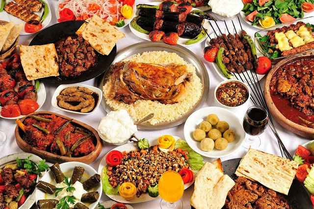 Bu besinleri tekrar tekrar ısıtmak bakteri sayısını artırıp sindirim sistemine zarar verdiği gibi besin zehirlenmesine de yol açabiliyor.