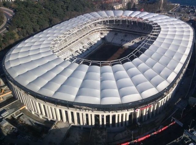 Vodafone Arena'da çatı kaplaması tamamlandı.