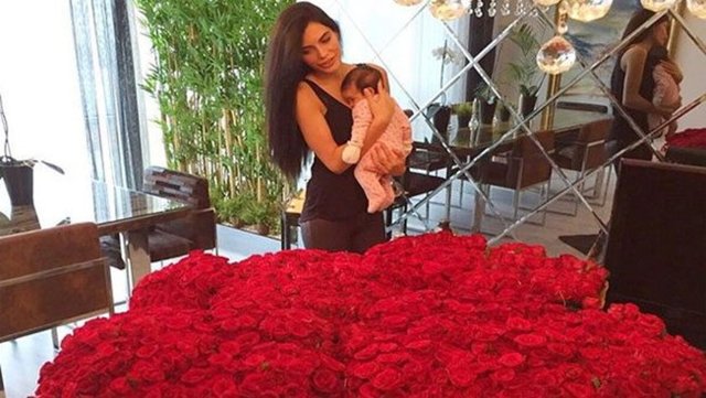 Posta'nın haberine göre, evli iş adamıyla imam nikahı kıydığı ortaya çıkınca oldukça zor günler geçiren Ceren Hindistan, çocuğu da doğunca Antalya'ya yerleşmişti. Çevreden artık 'metres' gibi yakıştırmalar gelmeye başlayınca Hindistan'ın da sabrı taşmış ve kızını alarak İstanbul'a dönmüş.