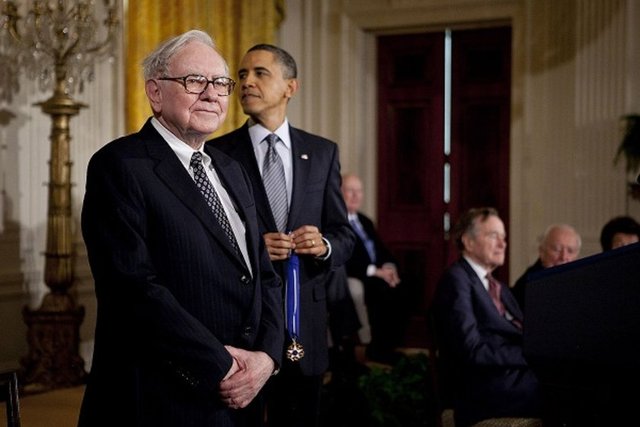 Yatırım kariyerine daha yeni başladığı sıralarda günde 600 ile 1000 sayfa kitap okuyan Buffett, şuan bile gününün yüzde 80'ini kitap okuyarak geçiriyor.