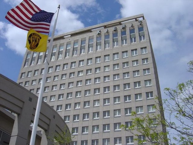 20. yüzyılın en başarılı yatırımcılarından biri olarak gösterilen Warren Buffett, kurduğu Berkshire Hathaway yatırım şirketinin CEO'su ve en büyük hissedarıdır. Forbes Dergisi'nin 2008 Milyarderler Listesi'ne göre 62 milyar dolarlık servete sahiptir.