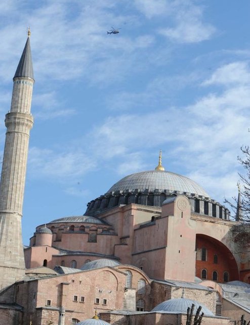 Sultanahmet'teki patlamadan sonra bir polis helikopteri bölgede keşif turuna çıktı.