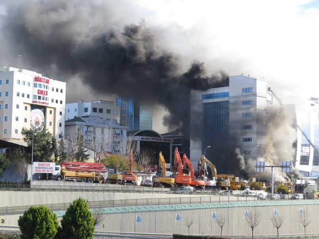 Gülsuyu Mahallesi'ndeki bir otel inşaatında yangın çıkmış, binanın zemin katı alevlerle kaplanmıştı. İstanbul itfaiyesi yangını söndürmek için seferber oldu.