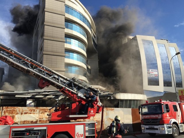 Maltepe Gülsuyu'nda bir otel inşaatında yangın çıktı.