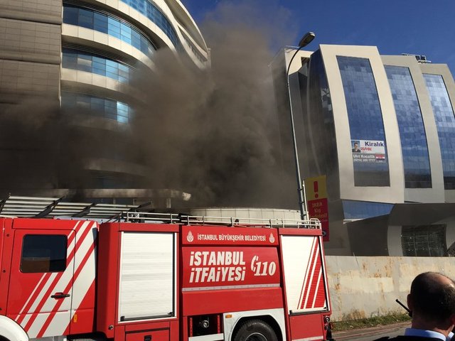 Bu arada, olay yerinde de büyük panik yaşandı. Mahalle sakinleri olay yerinde toplandı ve itfaiyeye yardı etmeye çalıştı. Yangın mahallindeki çalışmalar sürüyor.