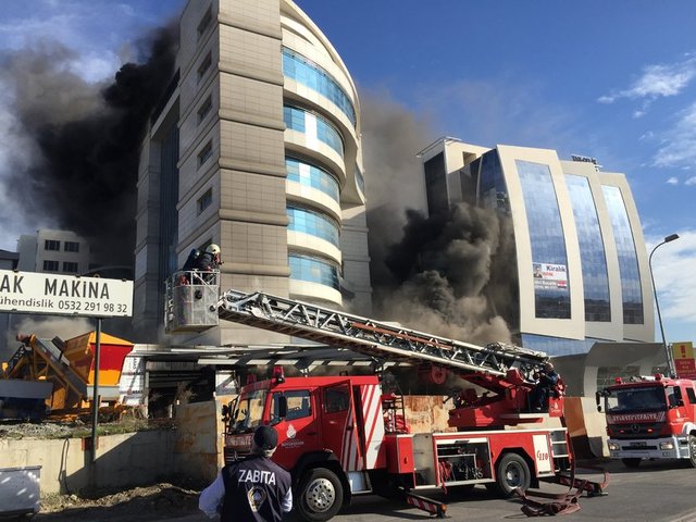 Maltepe'de bir otel inşaatında yangın çıktı. İçeride mahsur kalan işçiler uzun çabaların ardından kurtarıldı. Yangın yerine sağlık ve itfaiye ekipleri sevk edildi