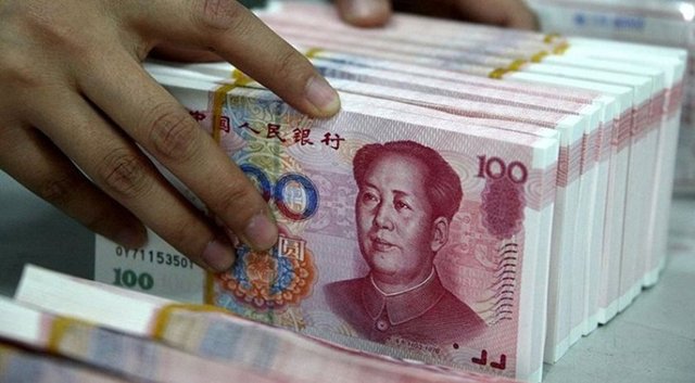 Asya Altyapı Yatırım Bankası'nın Dünya Bankası ve IMF'ye rakip olacağını düşünenler kadar bankanın Çin Yuan'ı için önemli bir hamle olduğu ve Asya kıtası için ilerleme olduğu düşünenler de var.