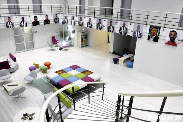 Yenilenen tesislerde hibrit çim, şok havuzu, duş alanı, dinlenme alanı, odalar, fitness salonu, mutfak, restoran ve kış bahçesi mevcut.