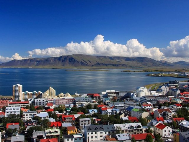 Reykjavik, İzlandaİzlanda'da Kuzey Işıkları ve Blue Lagoon gibi kartpostallık mükemmel yerler günlük geziler için harika bir başlangıç noktasıdır. İstiyorsanız, rent a car, Altın Üçgen (değiştirilmiş bir sürümü İzlanda çevre yolu) yapılabilir ve İzlanda'nın keyfini çıkarabilirsiniz. - Rehberli tur maceracılar için, sırt çantalı ve yalnız seyahat edenler için ise mükemmel bir yer. Bir toplantı olarak bilinen Laundromat Cafe'de bir yemek yemeyi ve kitap okumayı sakın unutmayın