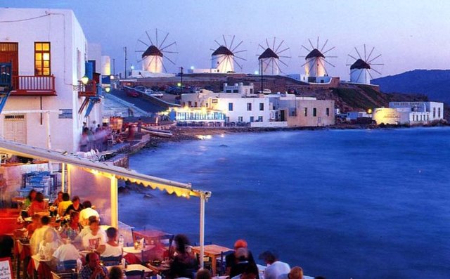 Mykonos Adası'ndan  bir görüntü... Yunan insanlarını merak ediyorsanız, onlar sadece arkadaş olmak istiyorlar. Doğu Akdeniz boyunca turlarda insanları sizlere eşlik ediyor ve en keyifli vakitlerinizi geçiriyorsunuz.