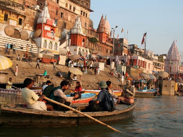 Ganges River Cruise, HindistanSaraylar, uzak köyler ve tapınaklar ile kalabalık şehirlerin dışında büyük bir deneyim Hindistan... En önemlisi Hindistan'ın kutsal saydığı nehrini gezmeyi unutmayın.