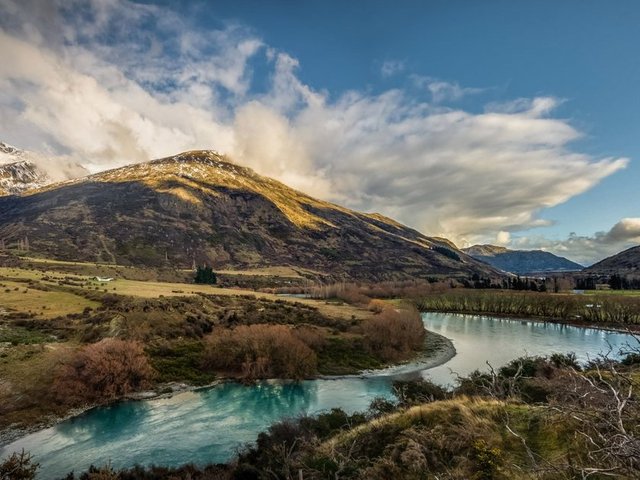 - Yeni Zelanda - Güney Adası, yemek ve gece hayatı, günlük geziler, macera faaliyetleri için bu ada tam aranılan yer. Ülkenin başkenti Wellington, sonraa görülmesi gereken Auckland'da durur Waitomo Ateşböceği Mağaraları'nı ve ünlü Rotorua Te House Jeotermal Vadisi'ne bir seyahat düzenleyebilirsiniz. Sıcak sahilde Coromandel Yarımadası'da görülmesi gereken yerlerden... -