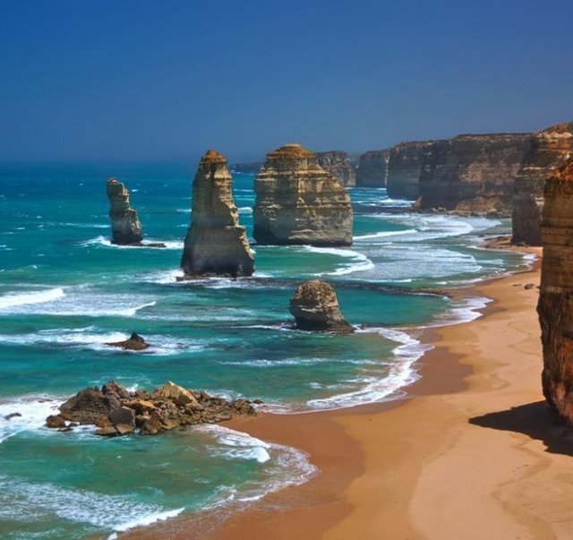 Great Ocean Road'da kesinlikle kahve içip insanlarıyla sohbet edebilirsiniz. Dükkanları gezmek oldukça eğlenceli bir hal alacaktır.