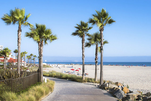 Los Angeles'ta başlayacak yolculuğunuz Pacific Coast Highway'e kadar devam etmeli, Santa Barbara, San Luis Obispo ve "Kaliforniya'nın Küçük Danimarkası" Solvang'e uğramalısınız.