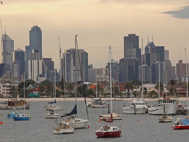 Melbourne, AvustralyaAvustralya kendi başına seyahat edenler için mükemmel bir yer... Çünkü kendi sanat ortamı, erişilebilirlik, alışveriş, gizli geçitler ve olağanüstü gıda, kahve ve herhangi fantastik bir yer oldukça mevcut. Melbourne de bir gezi düzenlemek istiyorsanız Great Ocean Road'u araştırmanızı tavsiye ederiz. Tazmanya'yı gezmeden de olmaz.