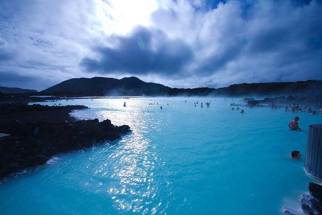 Şifalı sular olarak bilinen Blue Lagoon