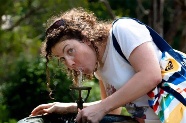 Su bir antioksidandır. Adeta bir faraş görevi gören su, vücudunuzdaki toksinleri dışarıya atar. Vücutta tuttuğu minimal toksin ile sizi kalp hastalıklarından ve kanserden korur.