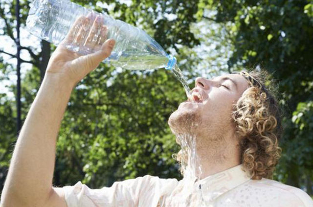 Aç olduğunuzu sanıyorsunuz ama aslında susadınız. Vücudunuz fazla susuz kaldığı zaman kendinizi açmış gibi hissedebilirsiniz... Washington'da yapılan bir çalışmaya göre neredeyse diyet yapan herkesin geceleri açlık hissettiğinde bir bardak su içtiğinde açlık hislerinin yok olduğunu gösterdi.  -  