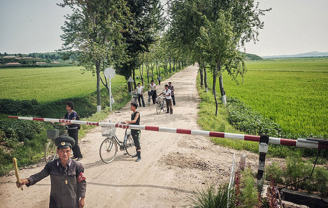 Bu riski göze alan fotoğrafçı Michal Huniewicz, Kuzey Kore'de bulunduğu zaman boyunca ülkenin çeşitli bölgelerindeki günlük hayatı fotoğraf makinesiyle kayıt altına aldı.
