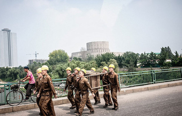 Kore Demokratik Halk Cumhuriyeti adıyla 9 Eylül 1948'de kurulan ülke, sırasıyla ülkenin kurucusu kurucusu Kim İl-sung'un, onun oğlu Kim Jong-il tarafından yönetildi.