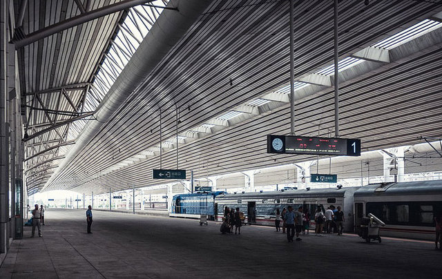 Yarım asırdan fazla bir süredir devletin her alana hakim olduğu ve planlı ekonomiye dayalı bir sistemle yönetilen ülkeden objektife yansıyan kareler...