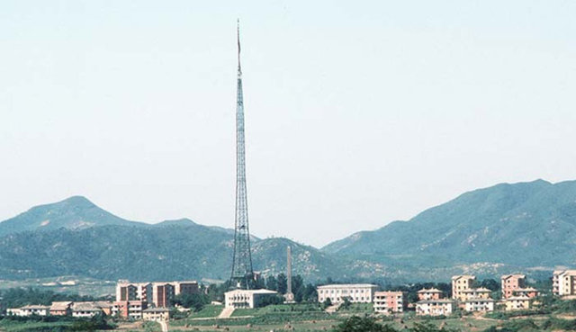 Kuzey Kore 1950'li yıllarda Kijong-dong adında bir şehir kurdu. Kimsenin yaşamadığı bu şehir, güzel görüntüsüyle Güney Korelilerin Kuzey Kore'ye yerleşmesine teşvik amaçlı yapılmıştır.