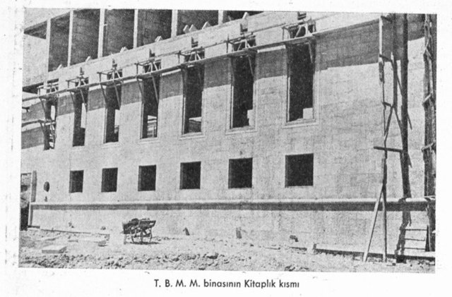 İkinci Dünya Savaşı'nın başlaması binanın yapımı için finansal sıkıntılar yaşanmasına neden oldu ve inşaatına belli dönemlerde ara verildi.