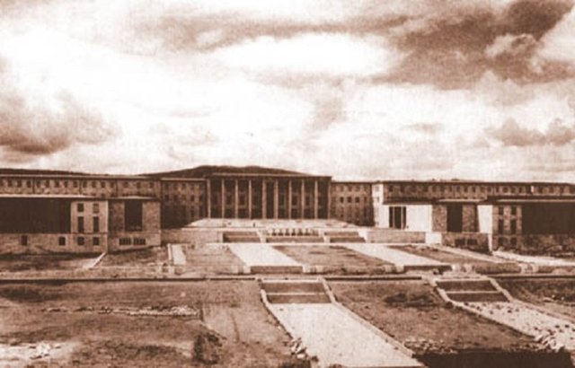 Ana bina 19.372 metre kareyi kaplıyordu.