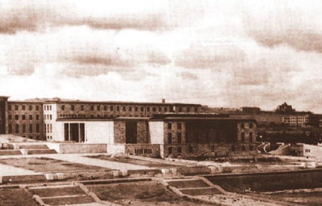 Yeni Meclis toplamında 475,521 metre karelik bir arazi üzerine kuruldu.