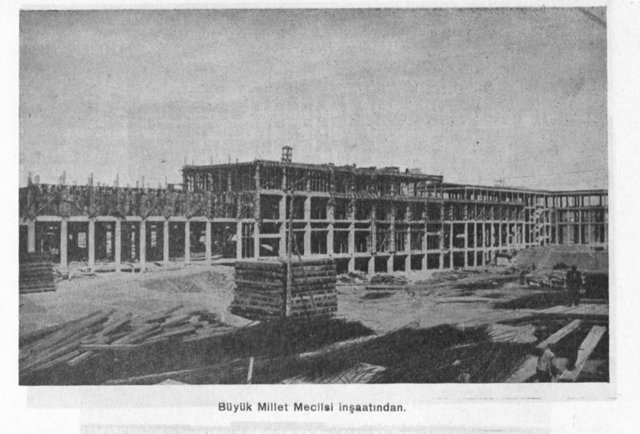 Binanın yapımına 26 Ekim 1939'da, görkemli bir törenle başlandı.