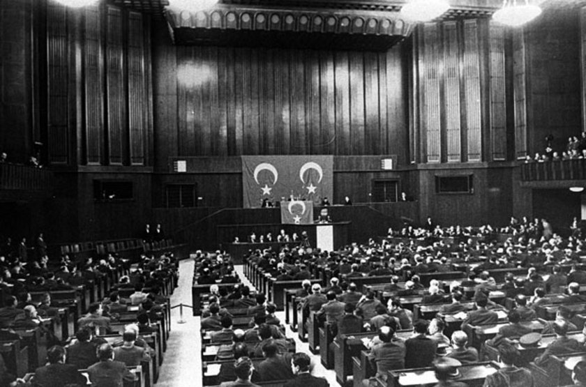 <p>6 Ocak 1961 Bugün kullanılmakta olan Meclis binasının açılışı... -AA</p>