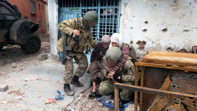 Teslim olan bölücü terör örgütü mensubunun alınan ilk ifadesine istinaden yine aynı bölgede bulunan ve bölücü terör örgütü mensupları tarafından evlerini terk etmeleri engellenen iki yaşlı vatandaş tespit edilmiş ve tespit edilen iki vatandaşımız birliklerimizce evlerinden alınarak güvenli bölgeye sevk edilmiş ve müteakiben kendileri sağlık kuruluşuna sevk edilerek kontrolleri yaptırılmış ve ardından şahsi ihtiyaçları karşılanarak çatışma bölgesinden güvenli bölgeye sevkleri sağlanmıştır." şeklinde açıklama yapıldı.