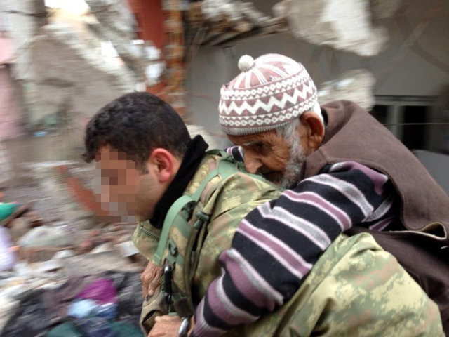 Çiftin alındığı mahallede çatışmalardan kaynaklı olarak evlerin tamamen tahrip olduğu görüldü.