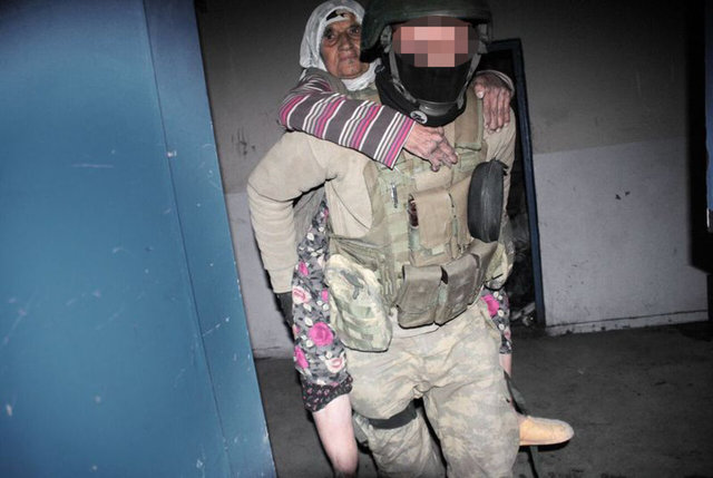 Diyarbakır'ın merkez Sur İlçesi'ndeki 6 mahallede başlatılan operasyonlar kapsamında çıkan çatışmalar devam ediyor. PKK'nın gençlik yapılanması Yurtsever devrimci Gençlik Hareketi (YDG-H) üyesi 1 kişi dün jandarma ekiplerine kendiliğinden teslim oldu.