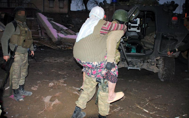 Teslim olan bölücü terör örgütü mensubunun kişisel ihtiyaçları karşılanarak ilk sağlık kontrolleri yapılmış olup, adli tahkikata devam edilmektedir...