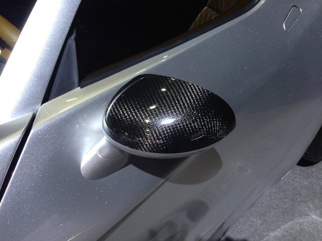 Hemen hemen her yerinde karbon fiber mevcut.