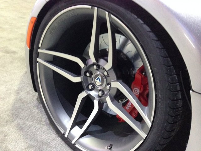 Usta ellerden çıkan bu araba tekerlek tasarımıyla da herkesi şaşırtmayı başardı. Tasarımda kullanılan Brembo frenler aracın kademeli olarak yavaşlamasını sağlıyor.