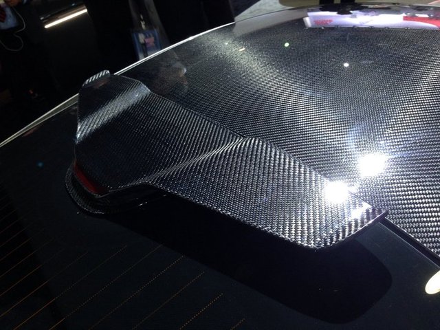 Karbon fiberi bu modelden eksik etmediler.