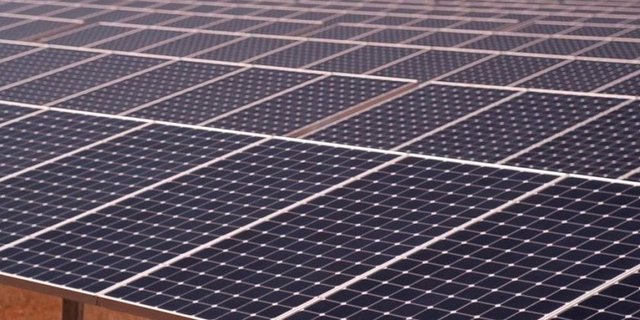 Kampüs enerji ihtiyacının tamamını 700 bin metrekarelik bir alanı kaplayan yenilenebilir solar enerji panelleriyle karşılayacak.