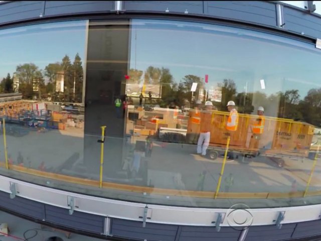 Bina yapımında dünyanın en büyük kavisli camları kullanıldı. Çalışanların manzaralı bir ortamda çalışabilmesi için, bu camlar binanın 2 tarafını da kapsayacak uzunlukta yapıldı. Bina tamamlandığında 3 bin kavisli cam parçası bir araya gelmiş olacak.