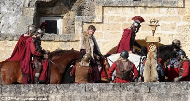  24-Ben-Hur -  Neyin nesidir?: William Wyler'ın Oscar rekortmeni tarihi-epik klasiği yeniden çevrimiyle dönüyor. Charlton Heston'ın yerinde Jack Huston var. Haluk Bilginer ise Simonides'e can veriyor. Yönetmenlik "Gece Nöbeti" ve "Wanted"la bilinen Timur Bekmambetov'a emanet. -  Vizyon tarihi: 19 Ağustos -   -   -  
