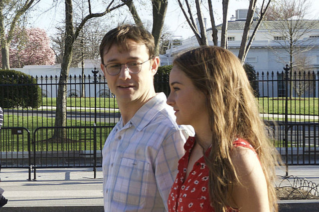 11-Snowden - Neyin nesidir?: Konu olduğu "Citizenfour" belgeseliyle Oscar'a uzanan Edward Snowden'ın biyografik filmi. Başrolde Joseph Gordon-Levitt var. Yönetmenlik koltuğunda ise tartışmalı rejisör Oliver Stone oturuyor. -  Vizyon tarihi: 13 Mayıs -  