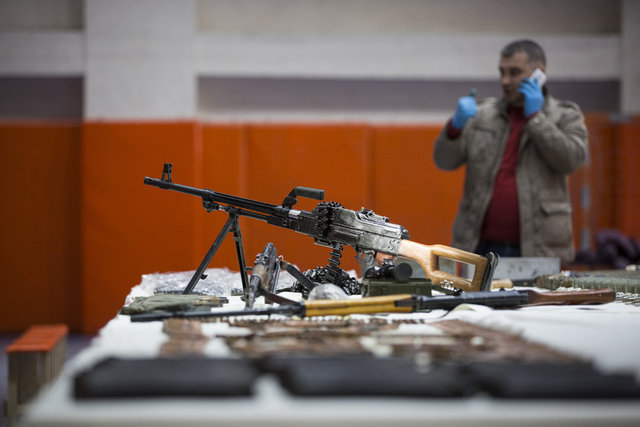 22 el bombasına ait fünye, 82 şarjör, bin 860 fişek, 2 metal kutu içerisinde uzun namlulu tüfek fişeği, keskin nişancı tüfeğine ait dürbün, 4 keskin nişancı tüfeği şarjörü ve çok sayıda uzun namlulu fişek mayonu bulundu. (AA)