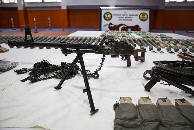 Diyarbakır'ın Sur ilçesinde terör örgütü PKK'ya yönelik operasyonda, teröristlere ulaştırılması hedeflenen çok sayıda mühimmat ele geçirildi.