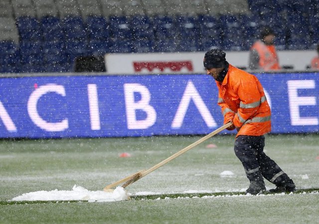 Başakşehir Fatih Terim Stadyumu'nda oynanan Beşiktaş-Mersin İdmanyurdu maçı, yoğun kar yağışı nedeniyle hakem Mete Kalkavan tarafından 5. dakikada tatil edildi. 