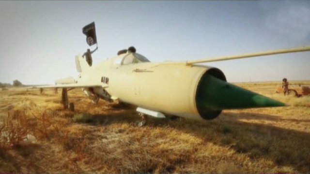 Rus yapımı MiG savaş jeti - DAEŞ'in Suriye'nin Raqqa şehrindeki Suriye ordu karargahından ele geçirdiği savaş jeti.