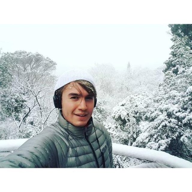 MUSTAFA CECELİKarda koşan adam.. Bitiş çizgisi pozu verilir..