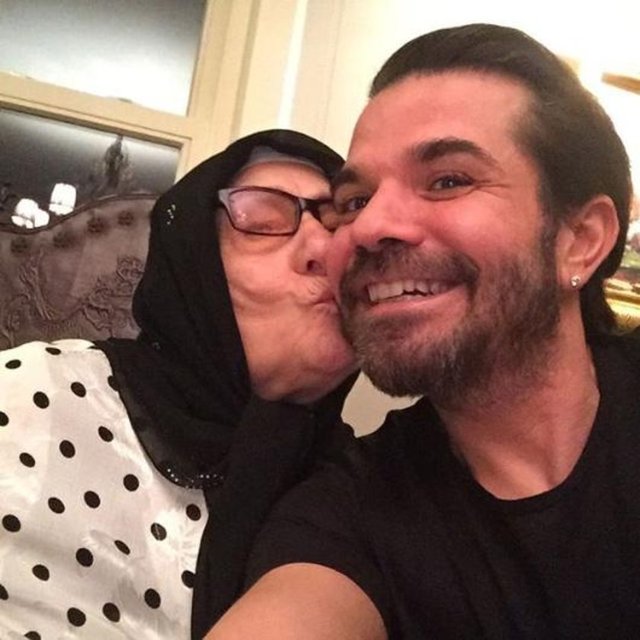 KENAN DOĞULUCanım babaannem... Cennet Eminem gelmiş hoş gelmiş, şerefler getirmiş. Torununun çocuğunun 1. yaşını kutlamaya gelmiş.İyi ki varsın