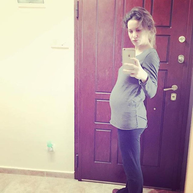 Geçtiğimiz yıl Emre Vatansever'le sürpriz bir kararla evlenen oyuncu Yıldız Asyalı bebek bekliyor. Yaklaşık 3 aylık hamile olan güzel oyuncunun karnı büyüdü. Dün sosyal medyadan takipçilerine güzel haberi veren Asyalı, paylaştığı bu fotoğrafın altına 'Orada kim varmış' notunu yazdı.